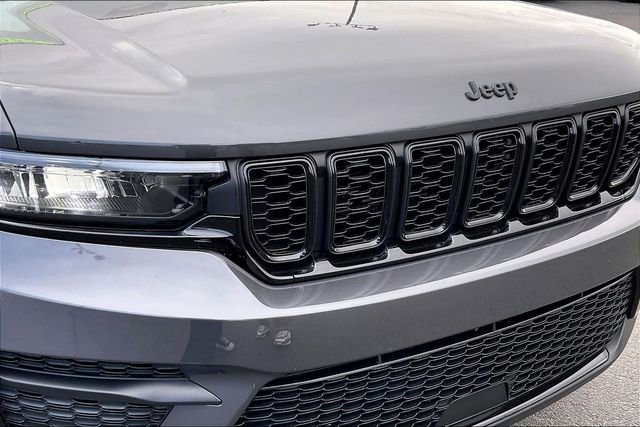 Used 2025 Jeep Grand Cherokee Altitude AWD/4WD image 31