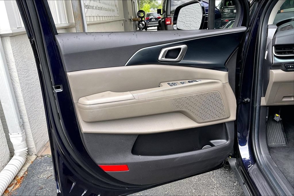 Used 2026 Kia Carnival FWD image 2