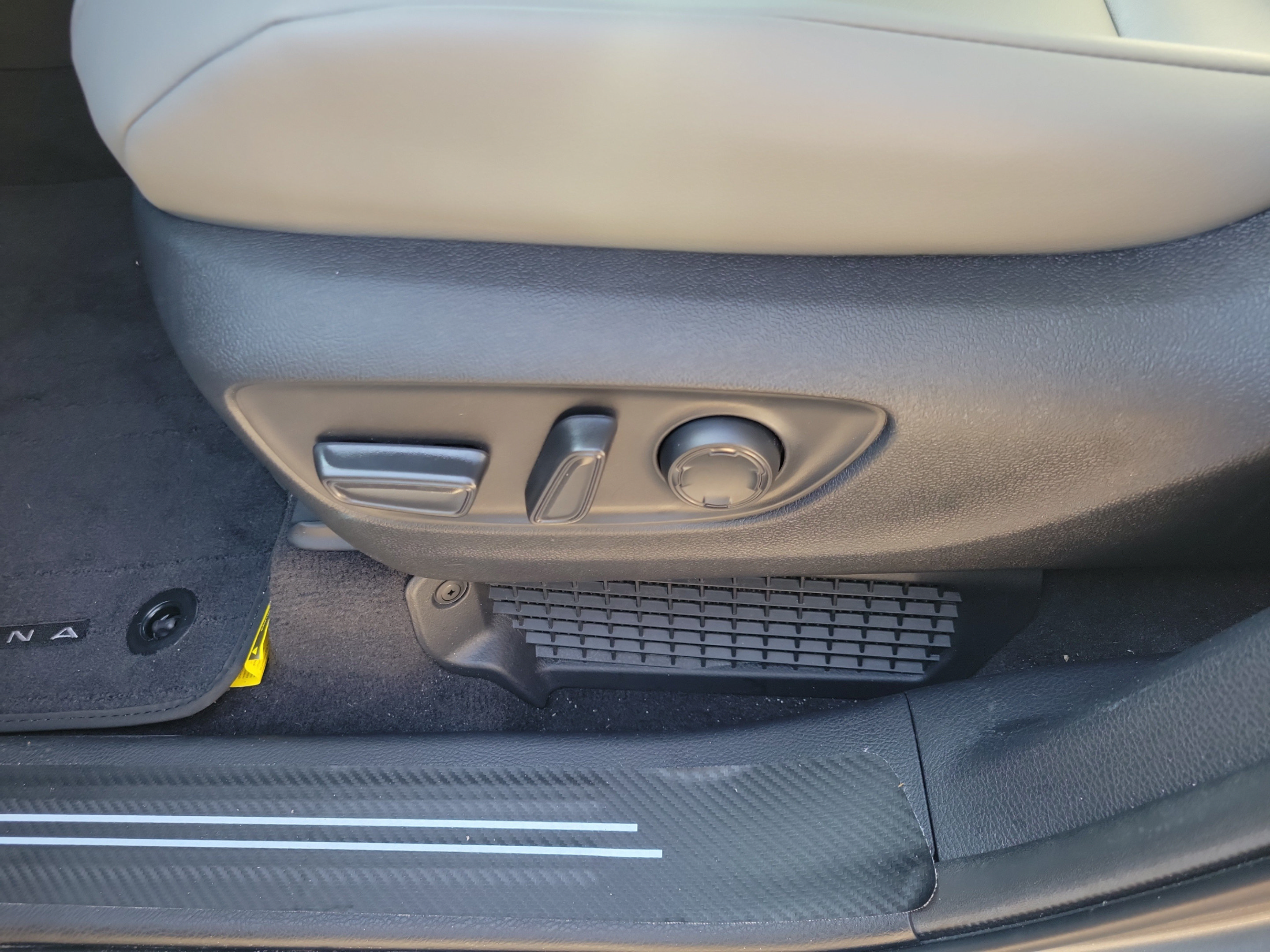 Certified 2026 Toyota Sienna XLE FWD image 16
