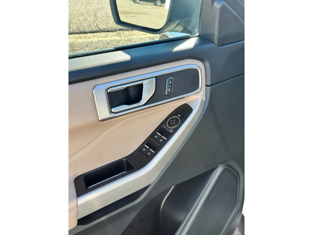 Used 2024 Ford Explorer XLT w/ Equipment Group 202A image 7