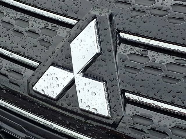 Used 2023 Mitsubishi Outlander SE AWD/4WD image 4