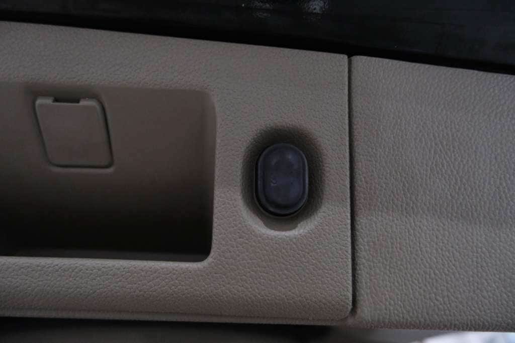 Used 2018 Chevrolet Suburban LT RWD image 11