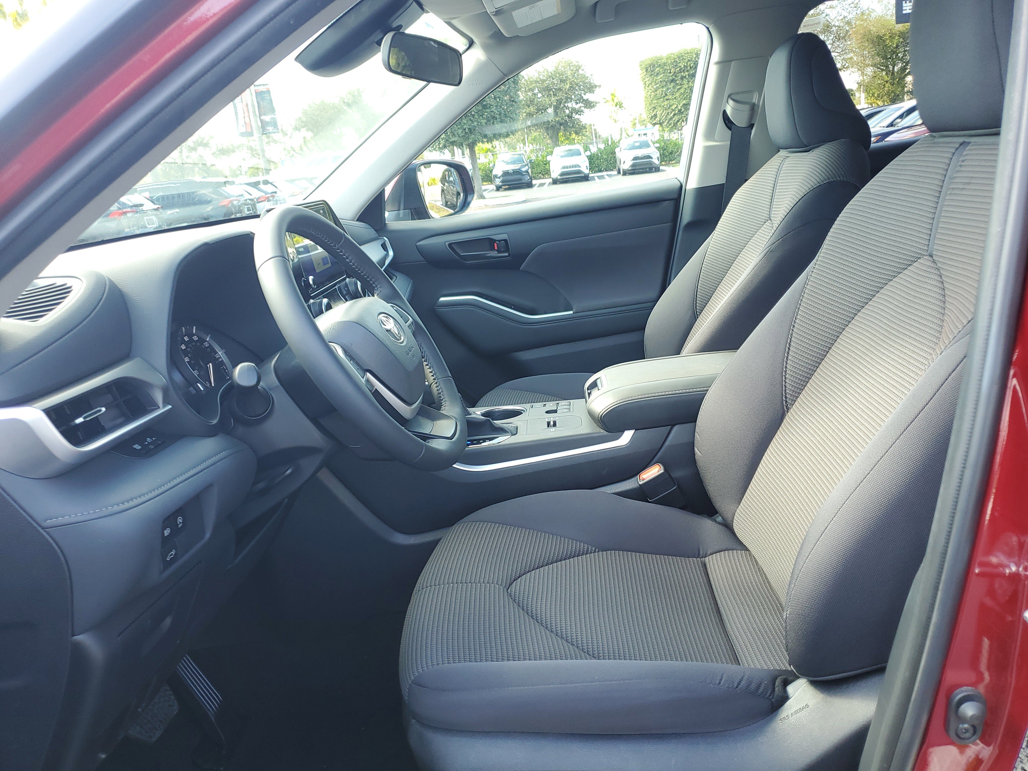 Used 2025 Toyota Highlander LE image 19