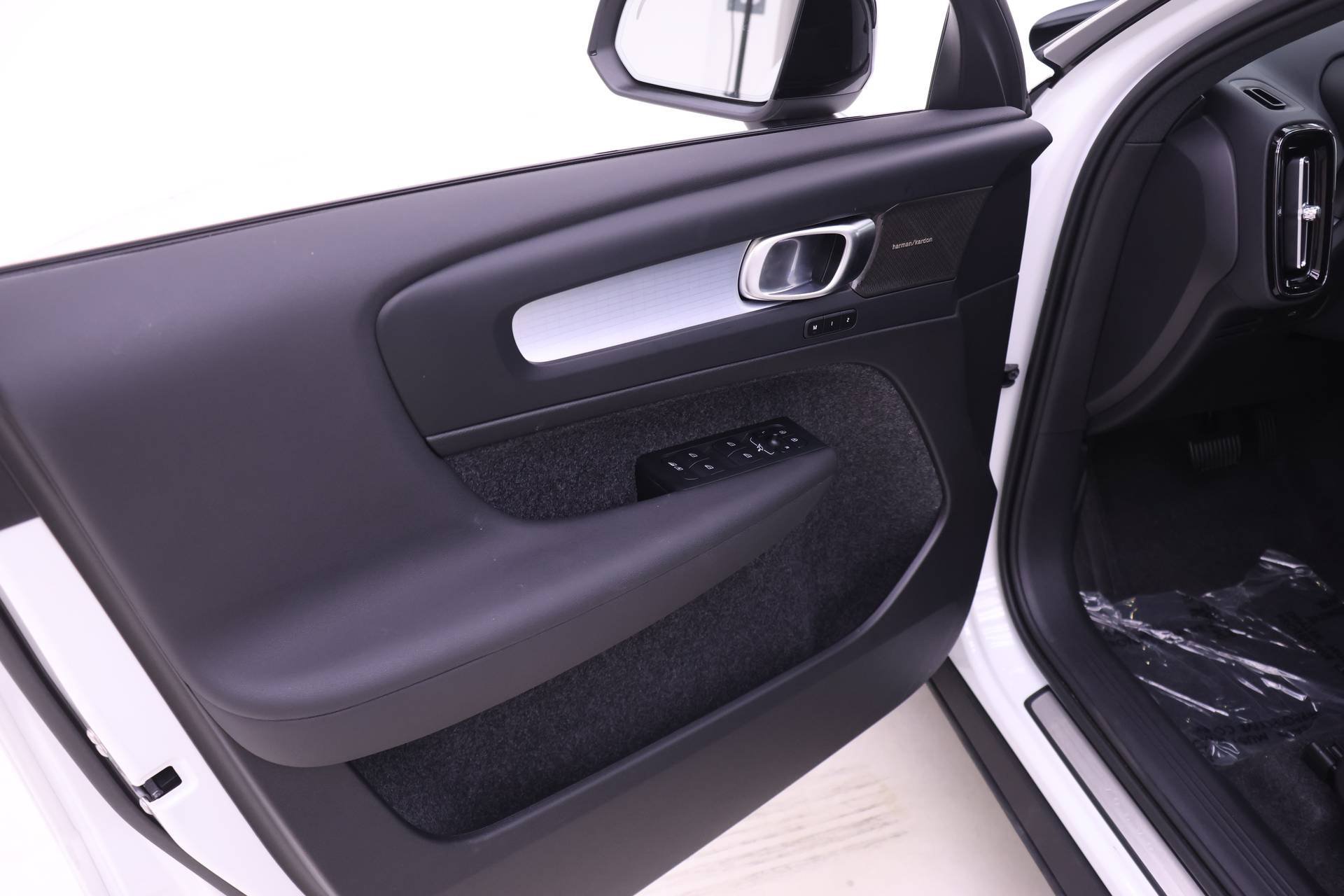 New 2026 Volvo XC40 B5 Ultra w/ Climate Package AWD/4WD image 13