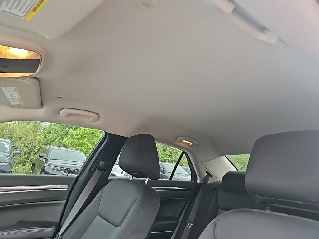 Used 2019 Chrysler 300 Touring w/ Chrome Appearance Package image 16