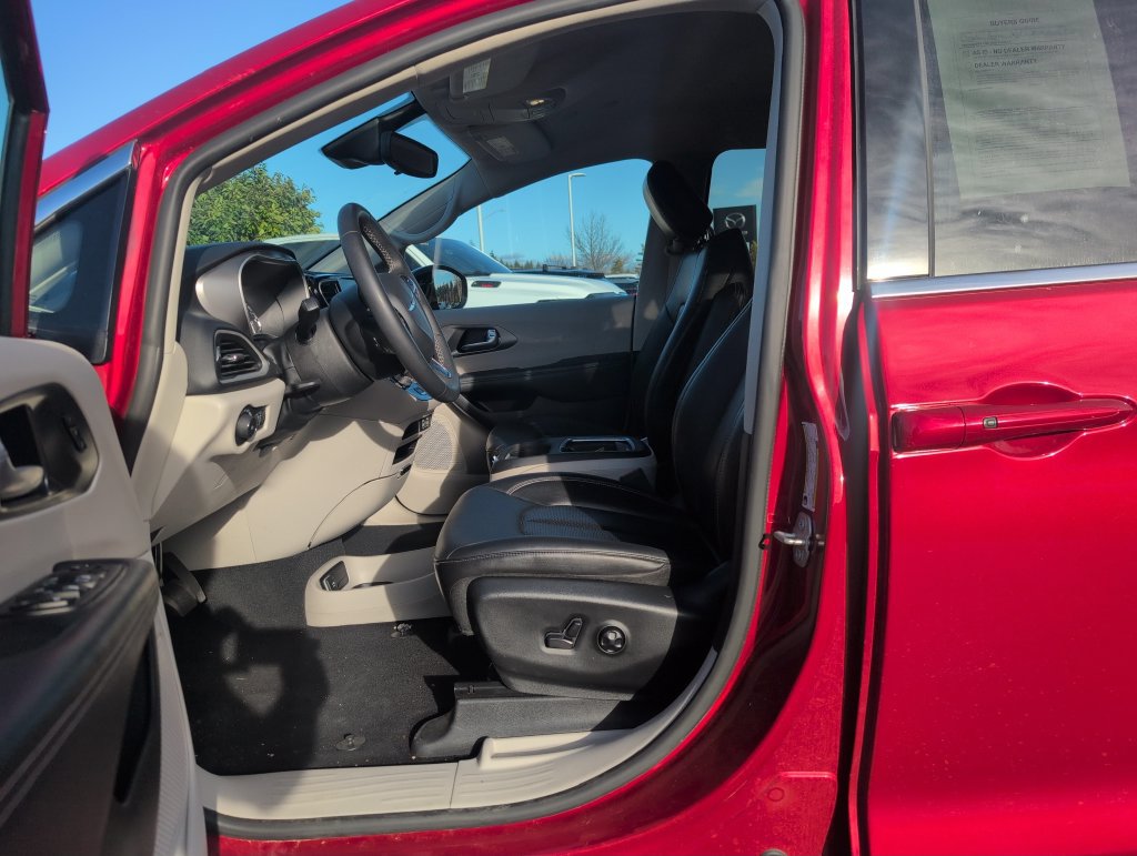 Used 2024 Chrysler Pacifica Touring-L FWD image 5