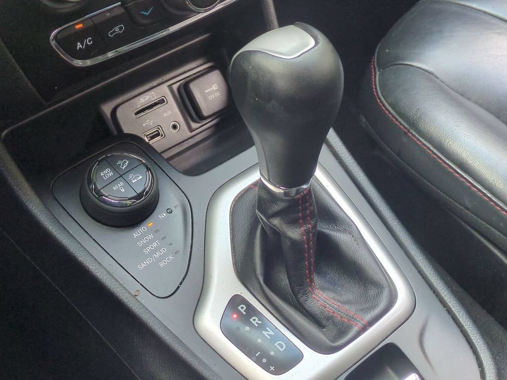 Used 2016 Jeep Cherokee Trailhawk AWD/4WD image 18