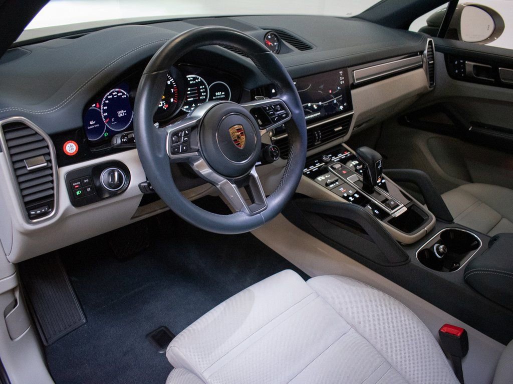 Certified 2023 Porsche Cayenne Platinum Edition image 4