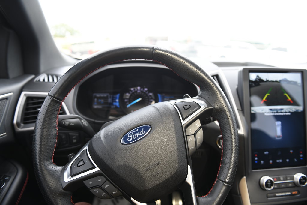 Used 2022 Ford Edge ST-Line w/ Class II Trailer Tow Package AWD/4WD image 26