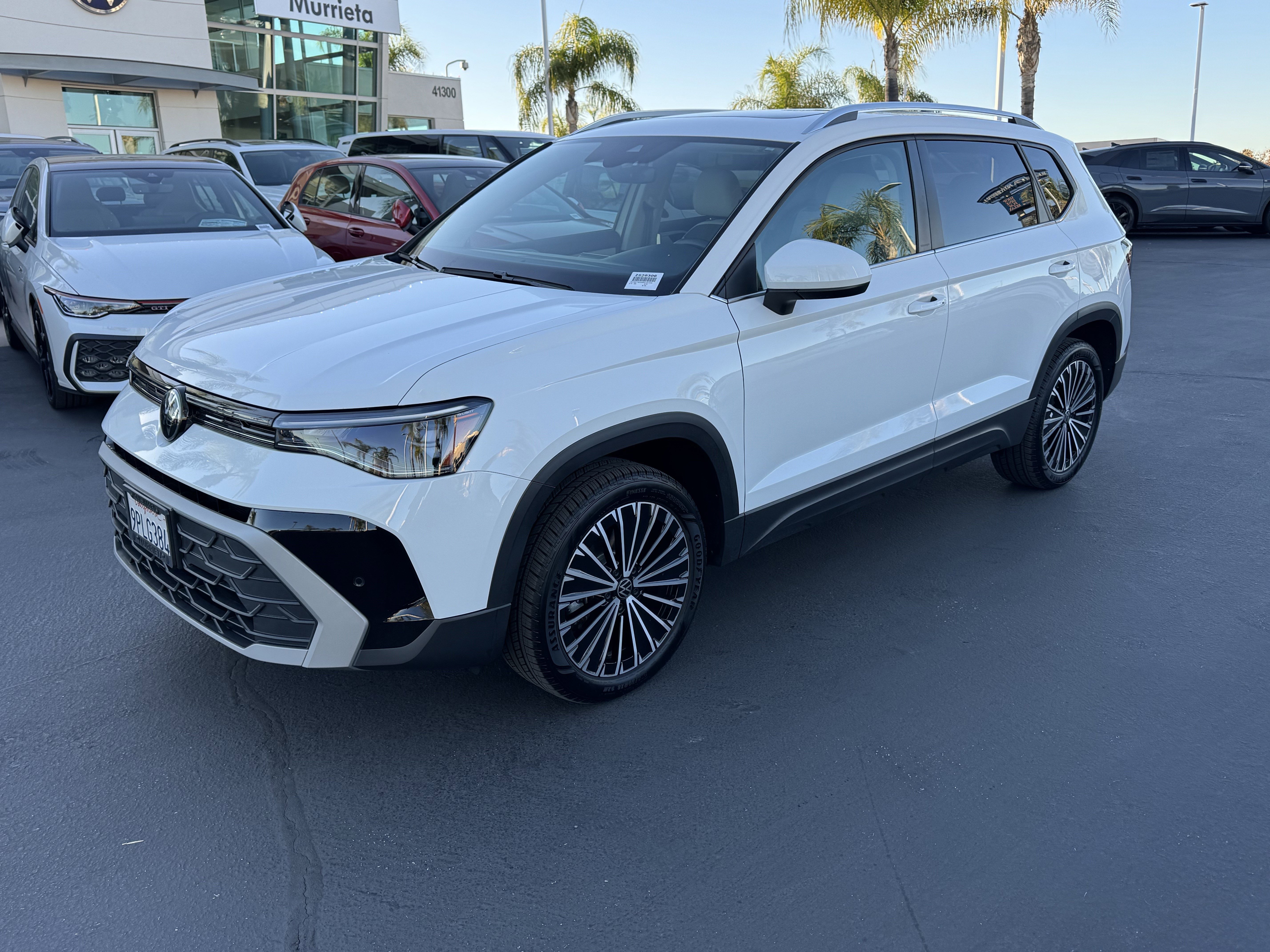 Certified 2025 Volkswagen Taos SE image 5