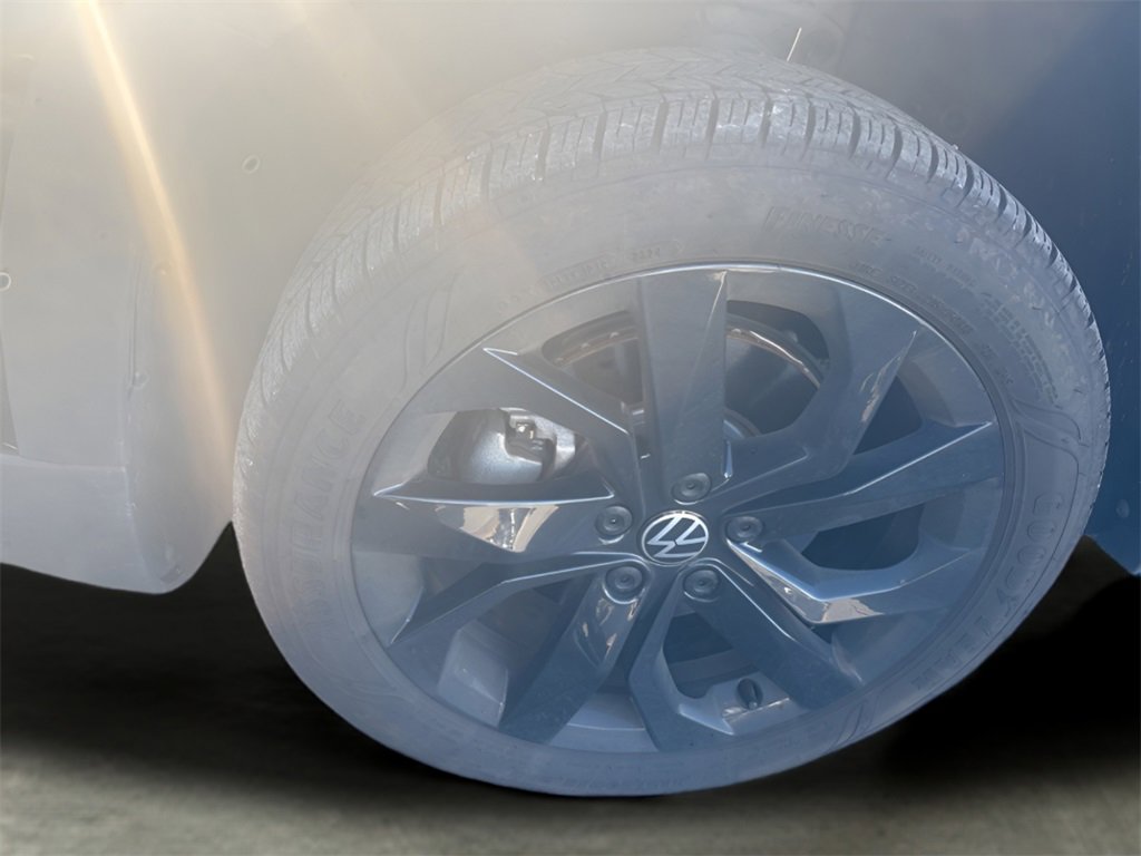 Used 2024 Volkswagen Taos SE w/ Panoramic Sunroof Package image 9