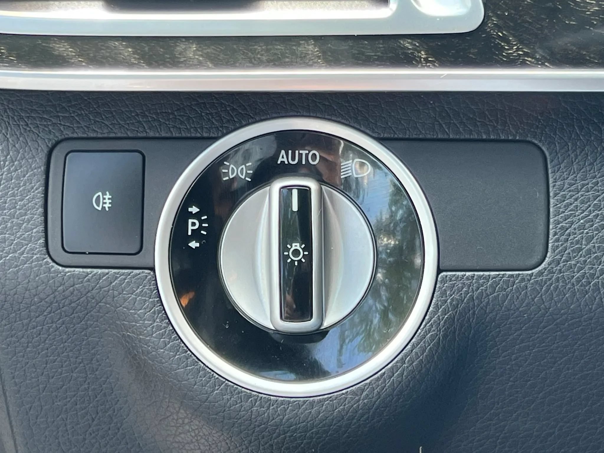 Used 2014 Mercedes-Benz E 550 4MATIC Sedan w/ Premium 1 Package image 37
