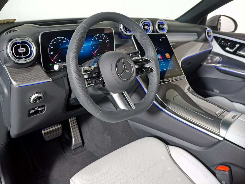 Used 2025 Mercedes-Benz GLC 300 4MATIC image 14