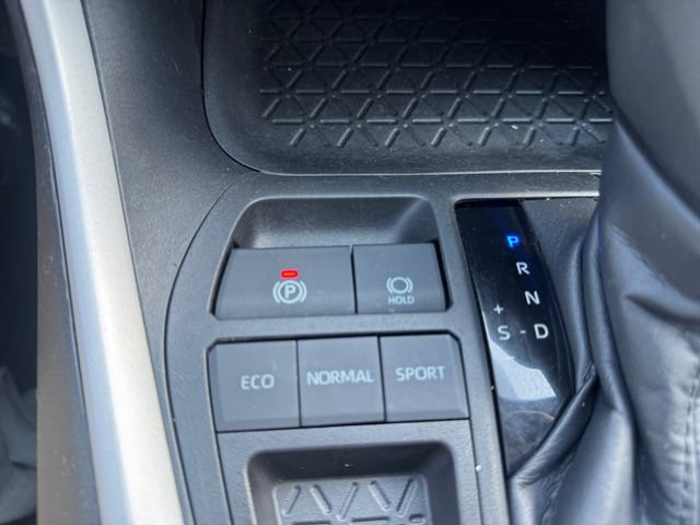 Used 2021 Toyota RAV4 LE FWD image 19