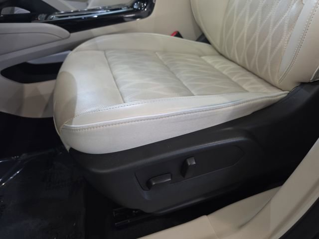 Used 2023 Buick Envision Avenir image 30