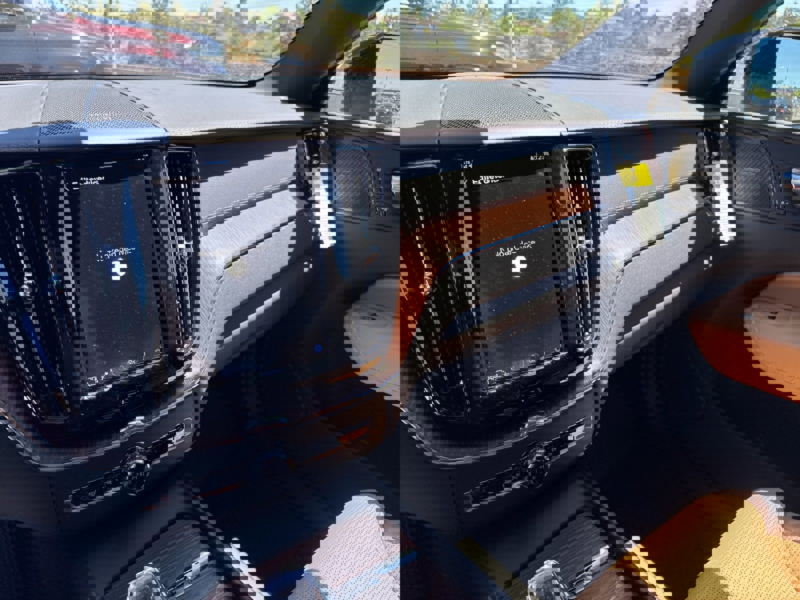 Certified 2025 Volvo XC60 B5 Ultra w/ Protection Package Premier image 24