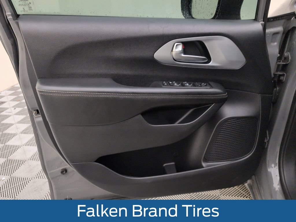 Used 2020 Chrysler Pacifica Touring w/ S Appearance Package FWD image 32