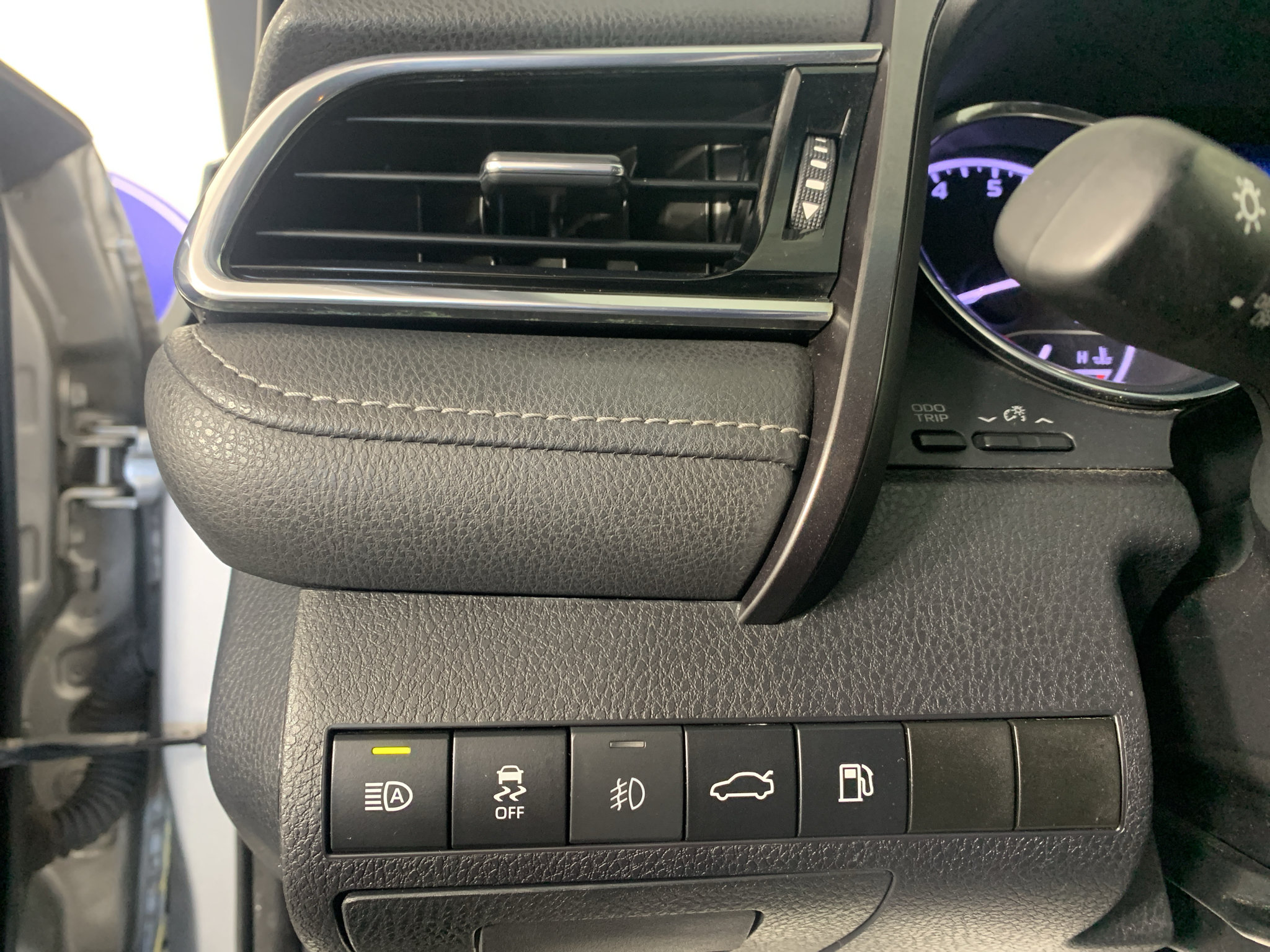 Used 2018 Toyota Camry SE FWD image 16