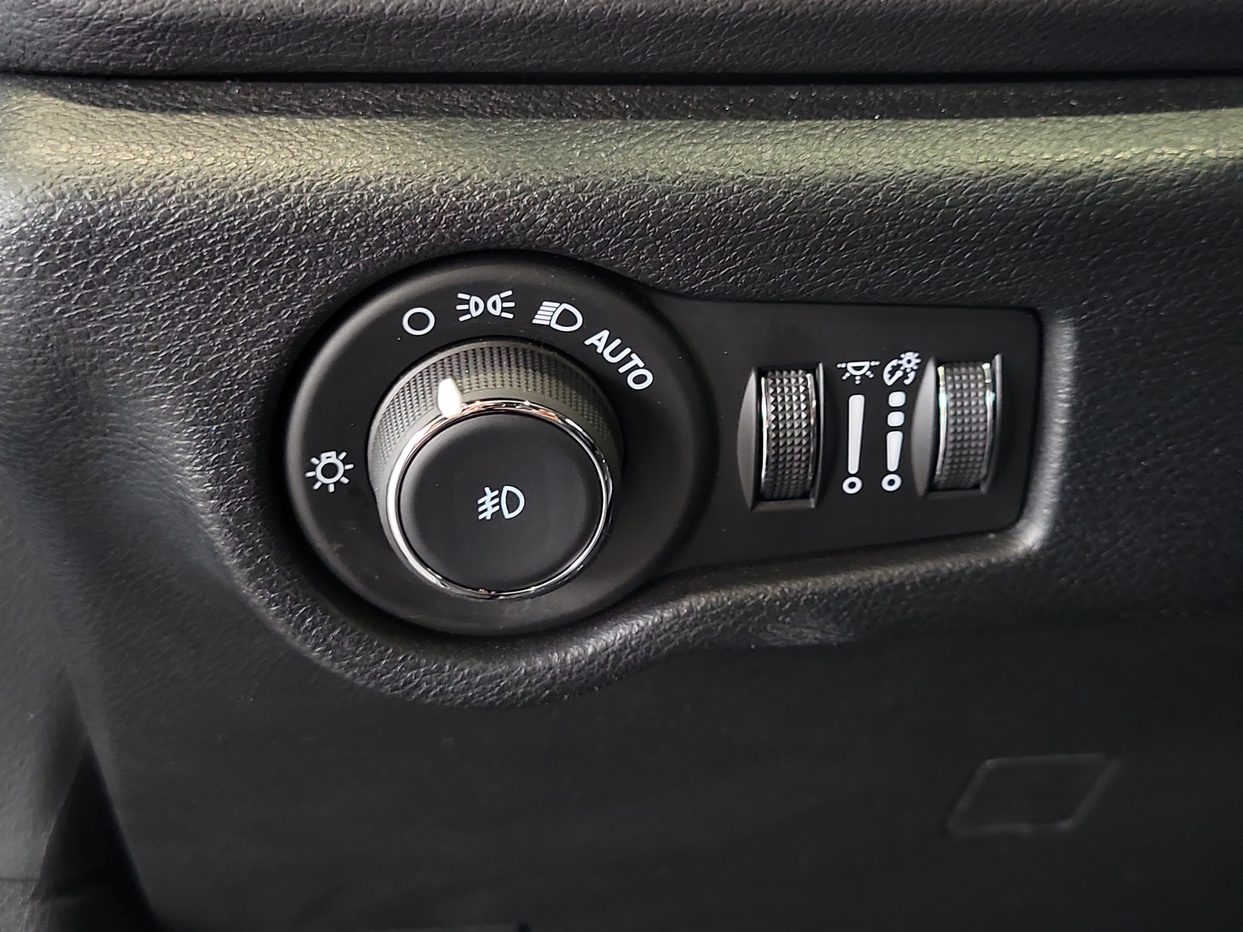 Certified 2025 Chrysler Pacifica Select FWD image 23