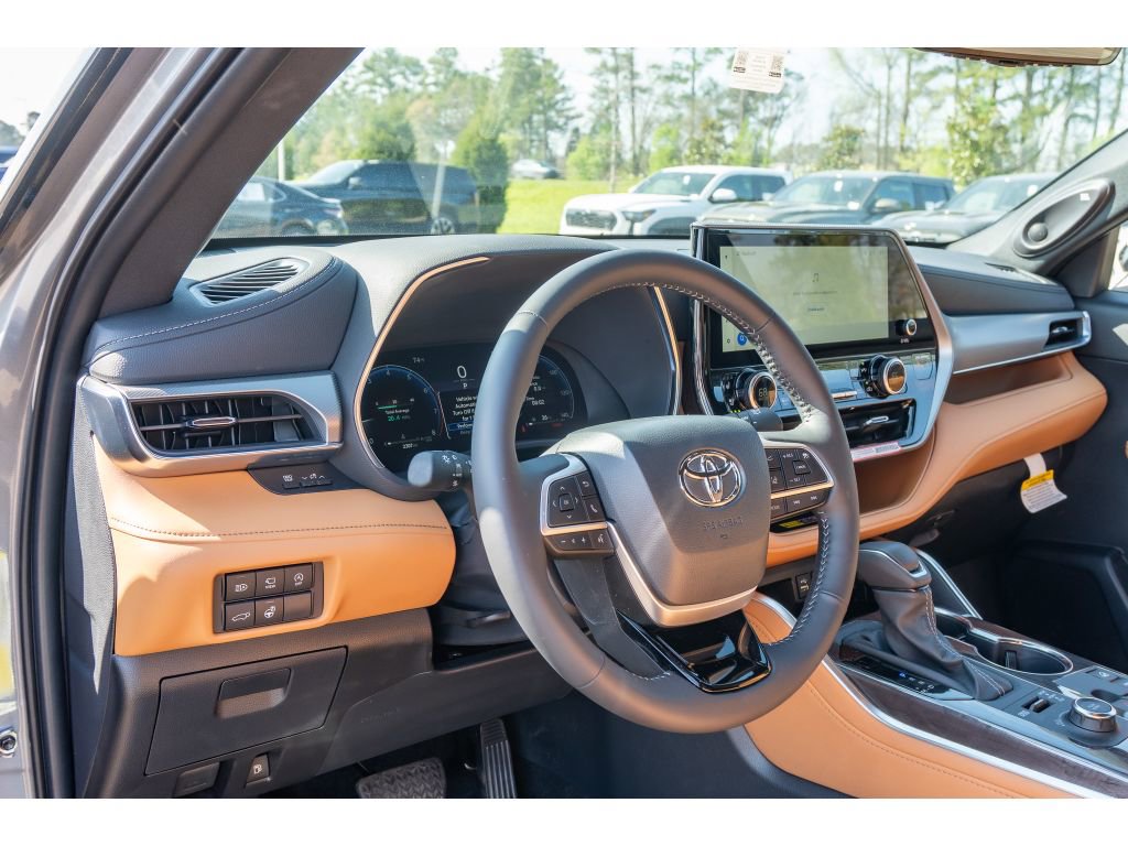 Certified 2026 Toyota Highlander Platinum image 10