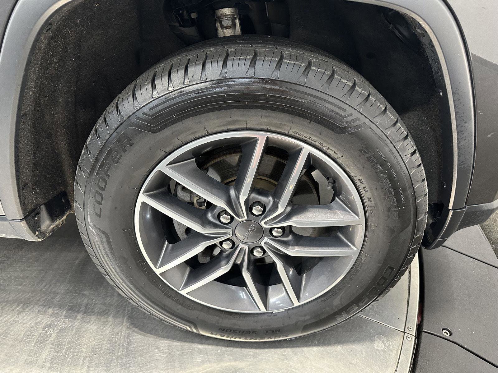 Used 2019 Jeep Grand Cherokee Limited w/ Trailer Tow Group IV AWD/4WD image 12