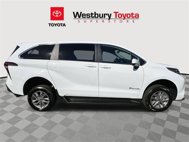 Used 2025 Toyota Sienna LE image 40