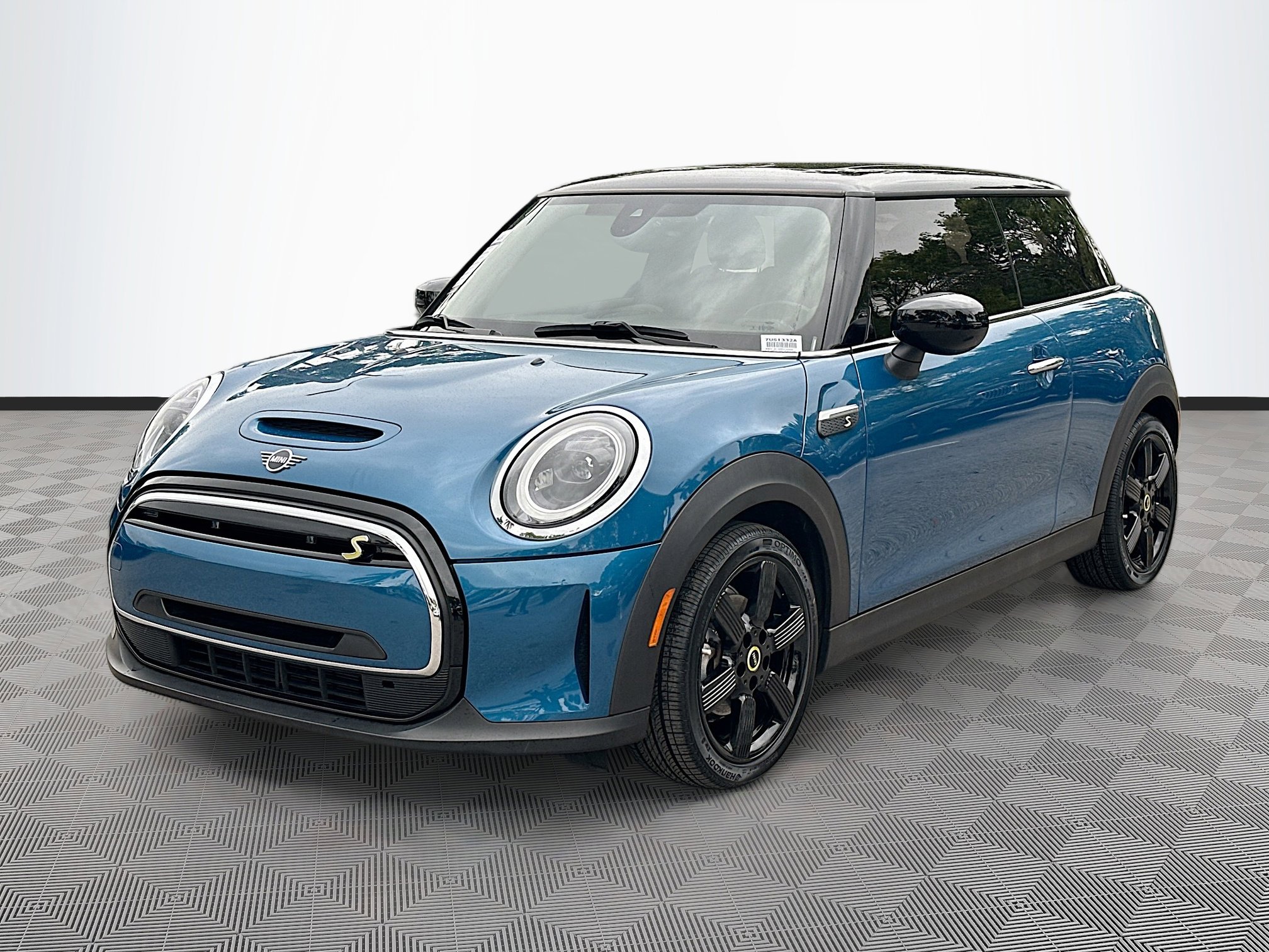 Certified 2024 MINI Cooper SE image 3