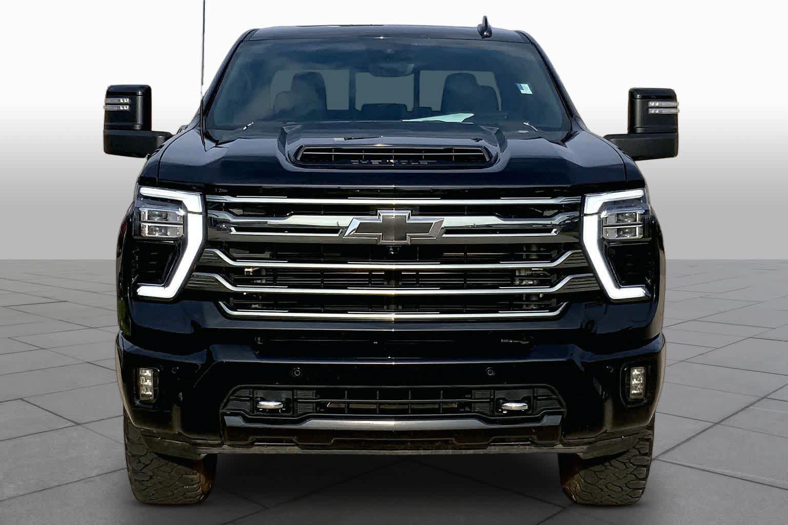 Used 2024 Chevrolet Silverado 2500 High Country w/ High Country Premium Package AWD/4WD image 3