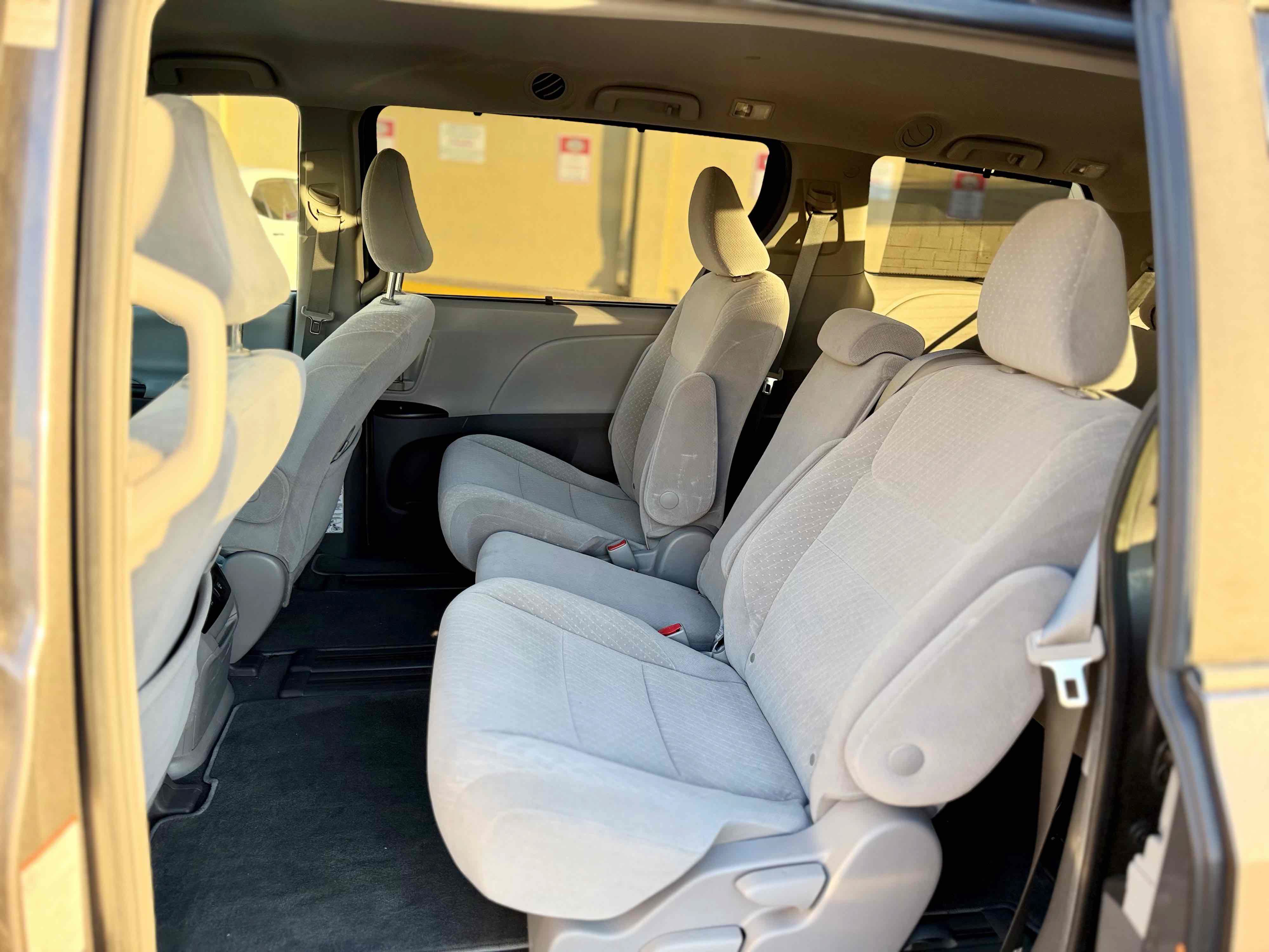 Used 2019 Toyota Sienna LE w/ Carpet Mat Package FWD image 19