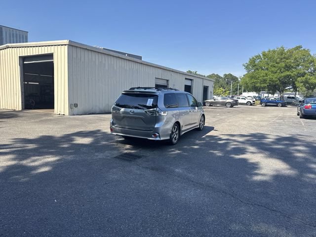 Used 2017 Toyota Sienna SE Premium FWD image 5