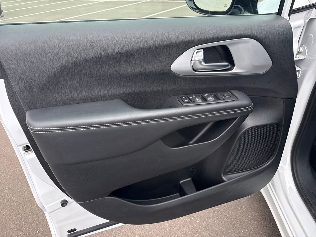 Used 2024 Chrysler Pacifica Touring FWD image 13