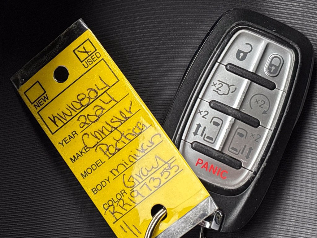 Used 2024 Chrysler Pacifica Touring-L FWD image 27