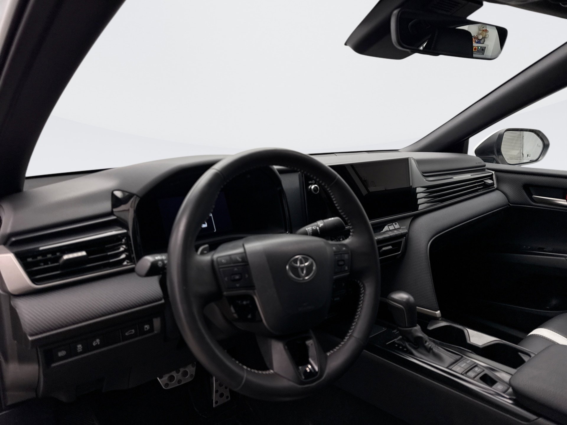 Used 2025 Toyota Camry SE w/ Multimedia Upgrade Package image 10