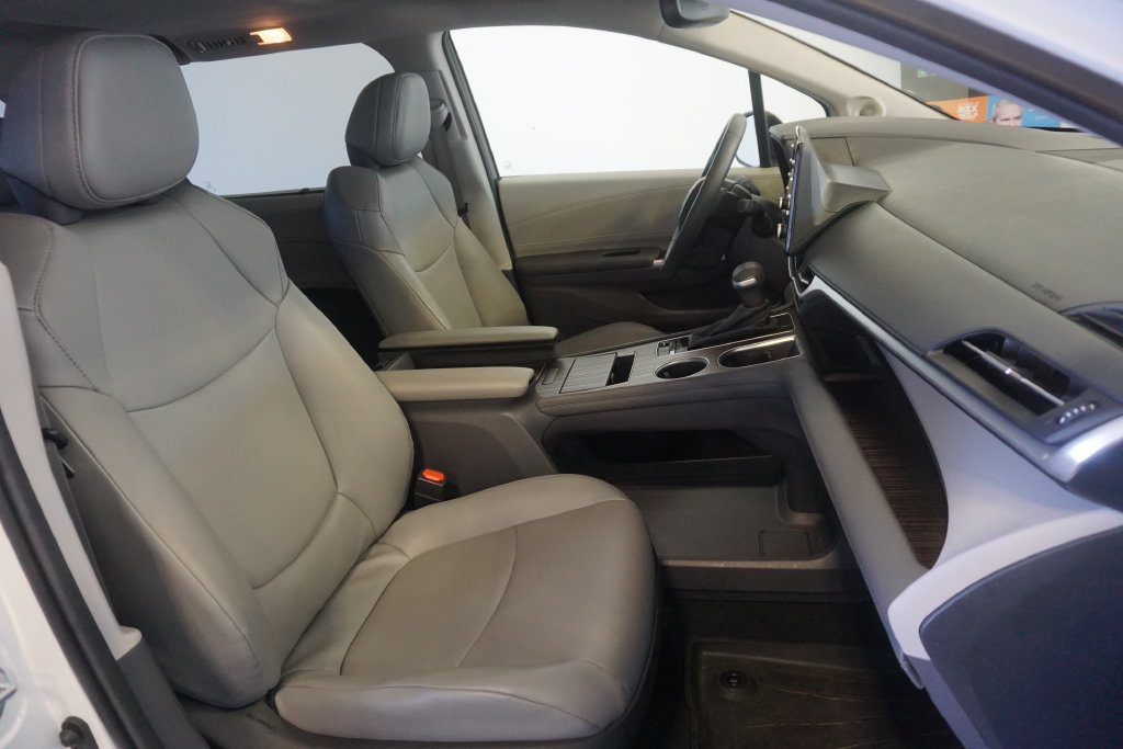 Used 2024 Toyota Sienna XLE FWD image 24