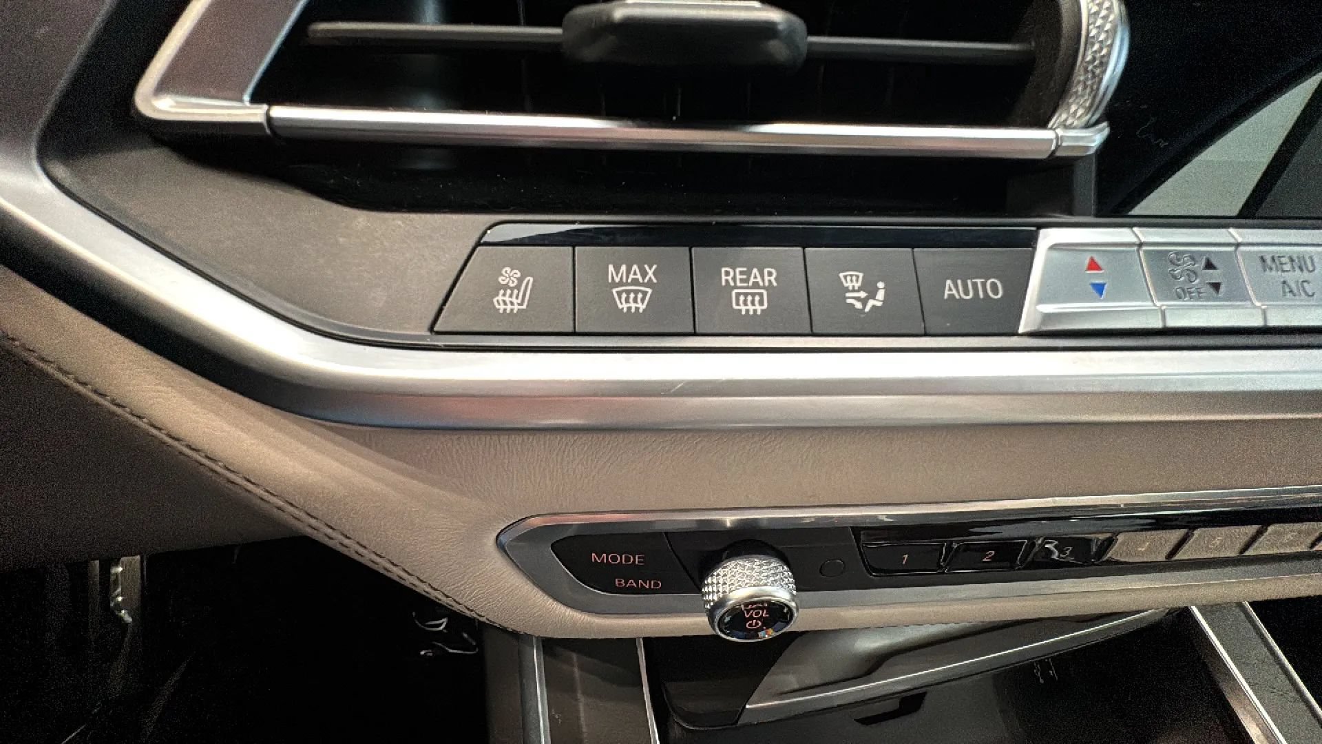 Used 2020 BMW X7 M50i w/ Dynamic Handling Package AWD/4WD image 39