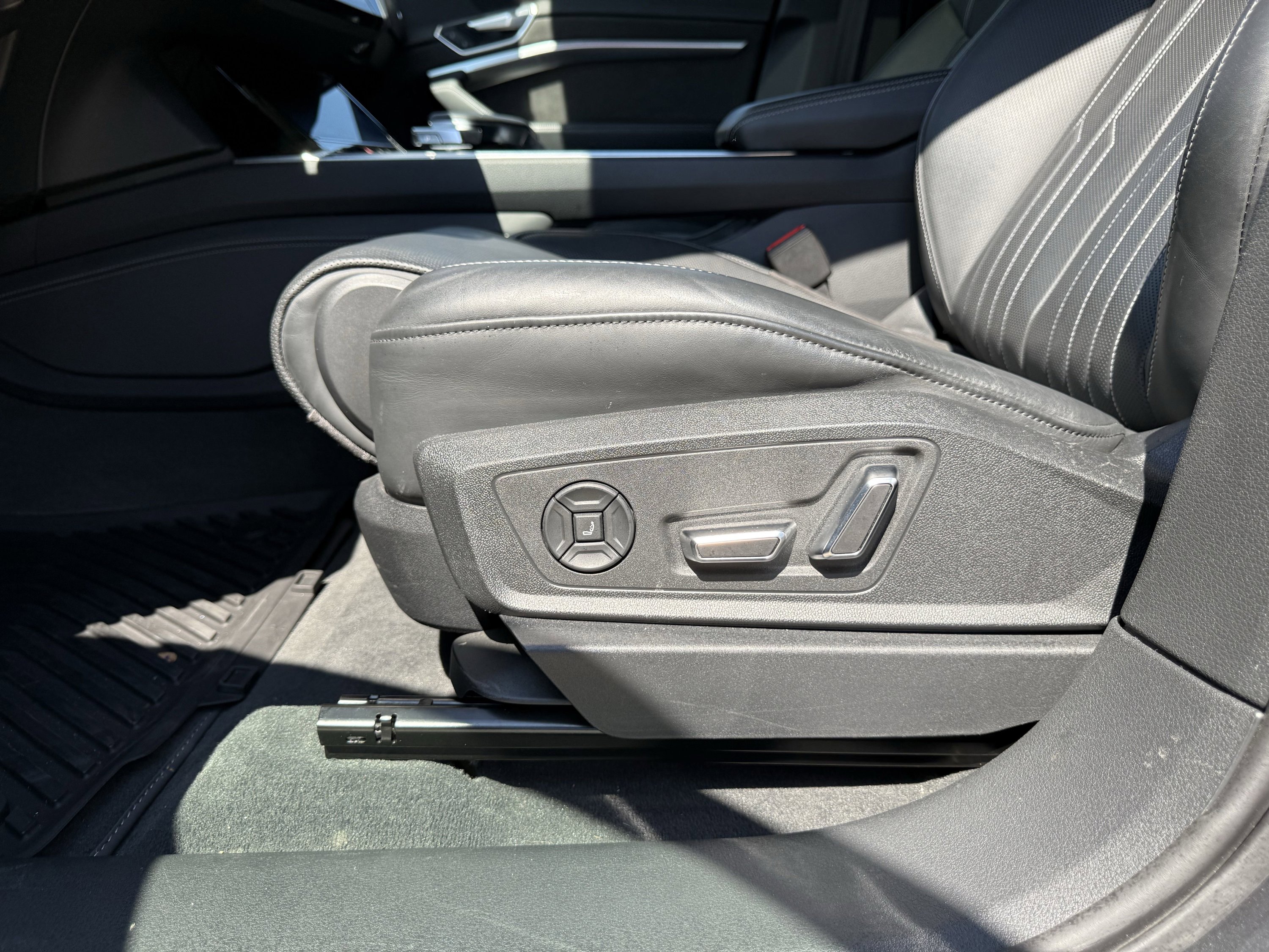 Used 2019 Audi e-tron Prestige w/ Prestige Package image 29