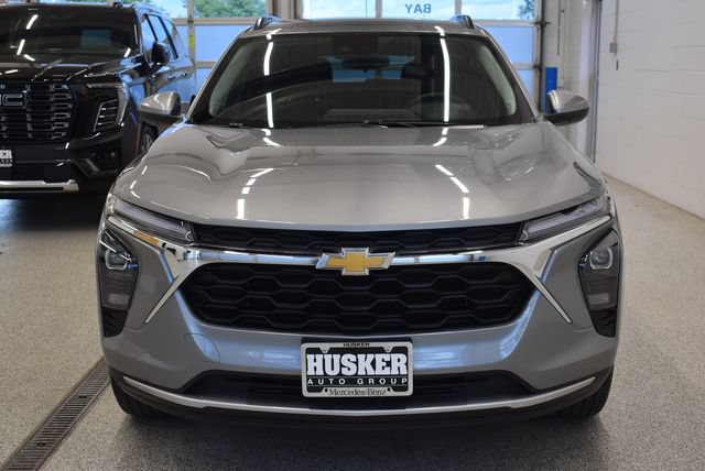 Used 2025 Chevrolet Trax LT w/ LT Convenience Package FWD image 3