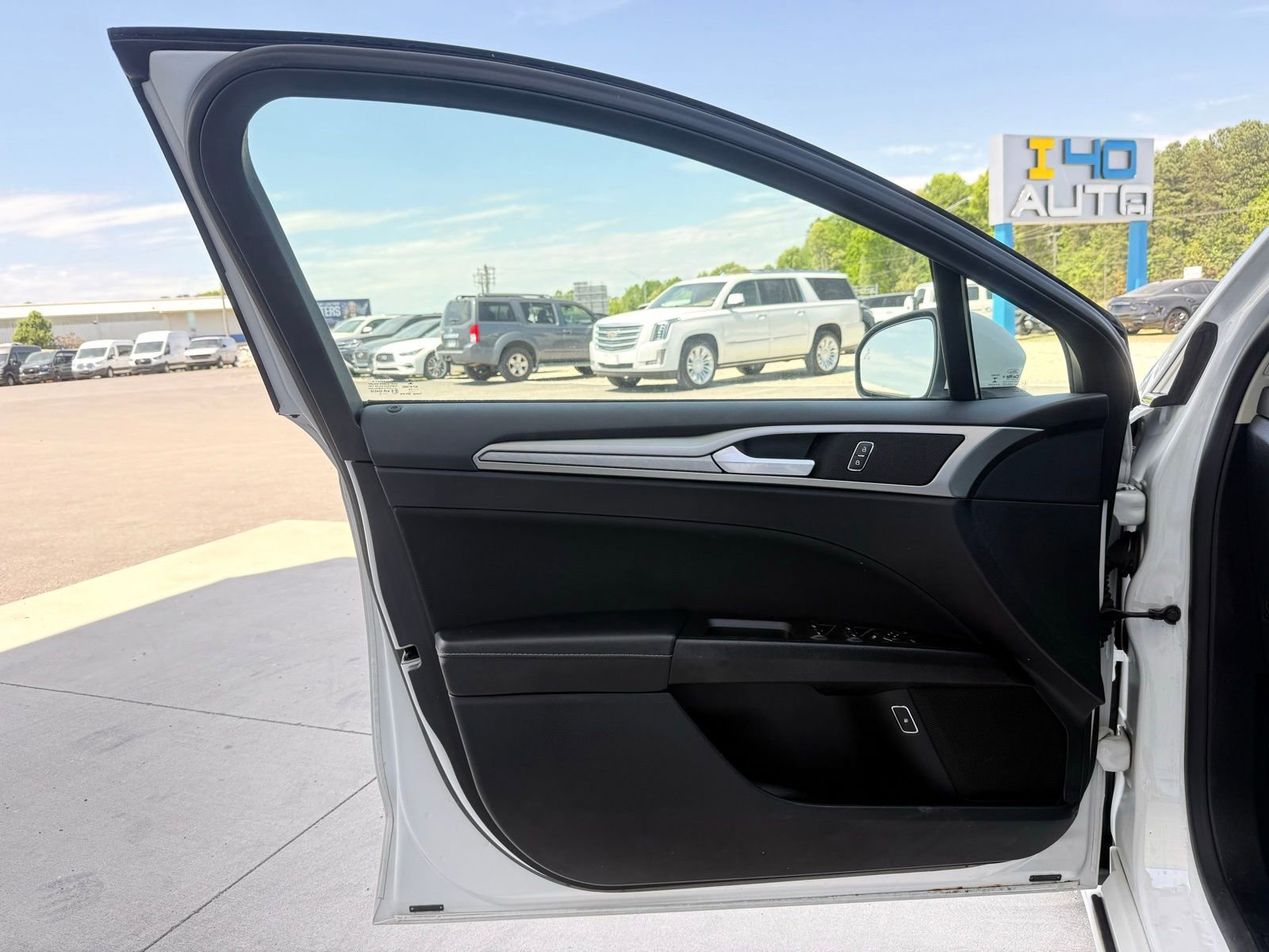 Used 2019 Ford Fusion SE FWD image 12