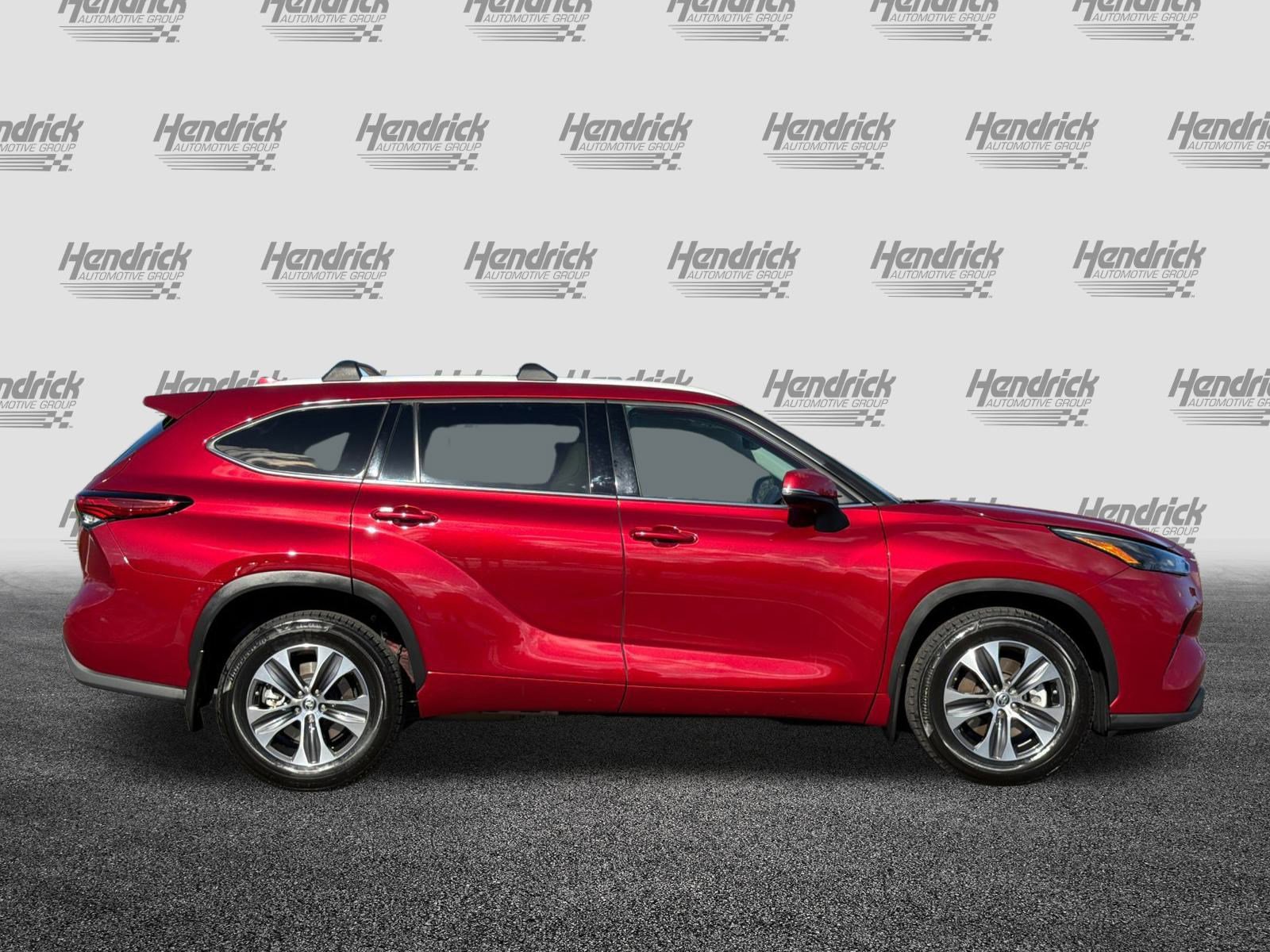 Used 2022 Toyota Highlander XLE image 3
