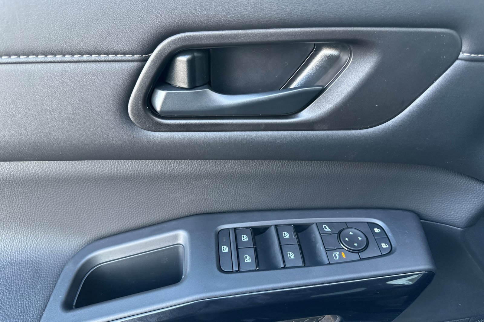 New 2025 Nissan Pathfinder SV image 8