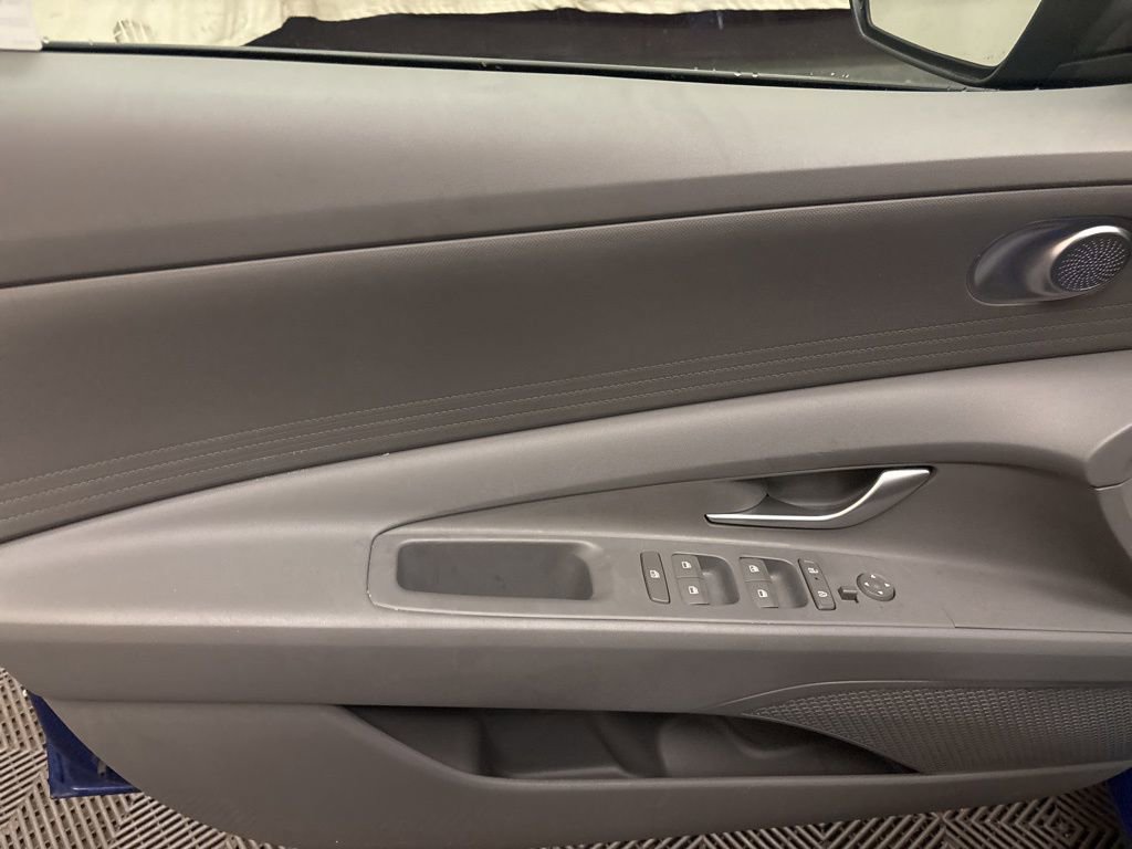 Certified 2025 Hyundai Elantra SE image 11