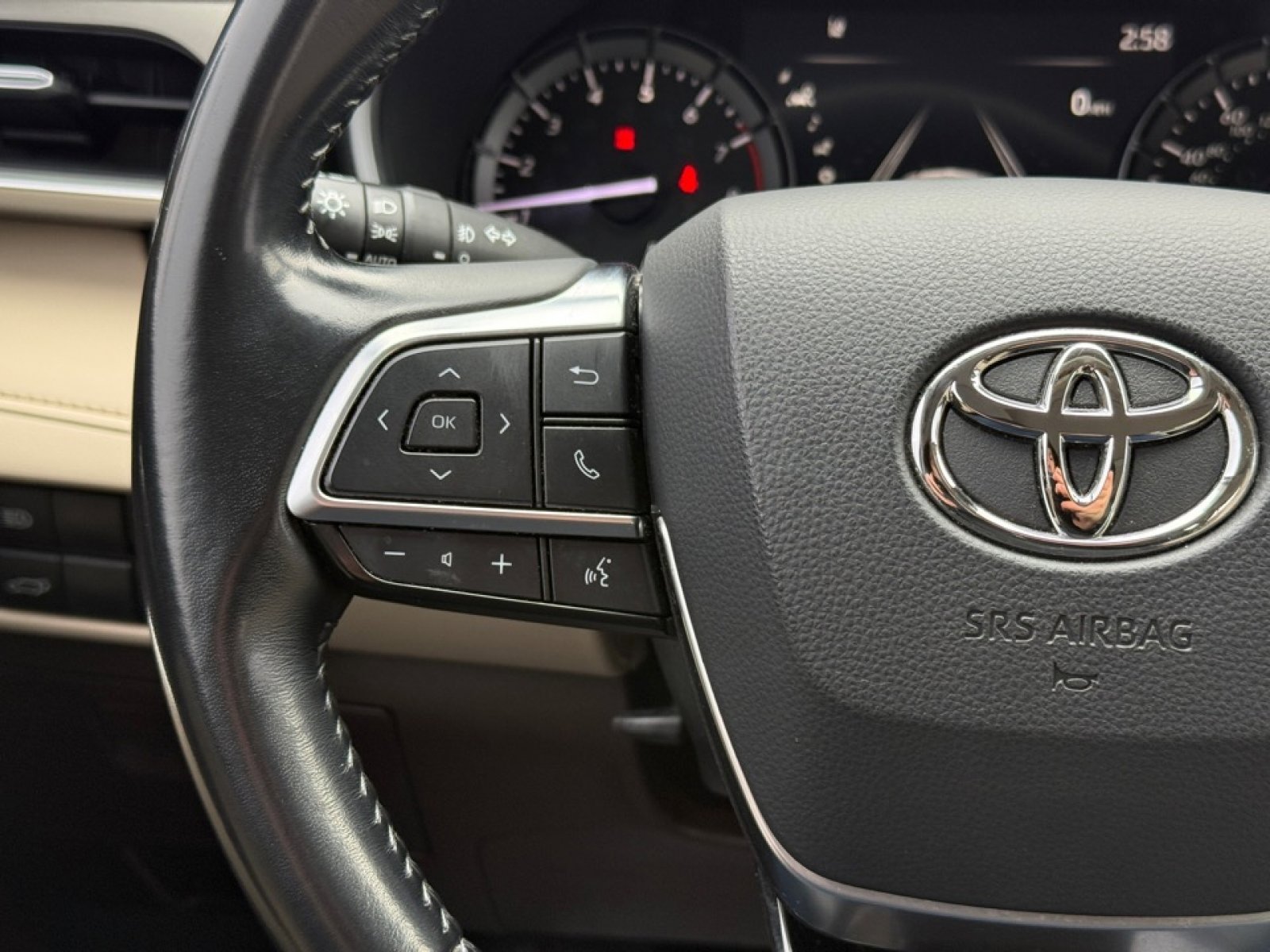 Used 2020 Toyota Highlander XLE image 26