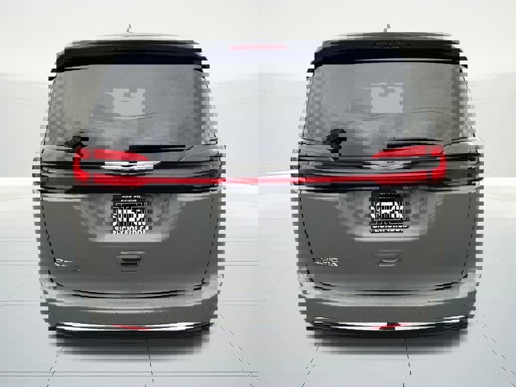 Used 2022 Chrysler Pacifica Touring-L image 4