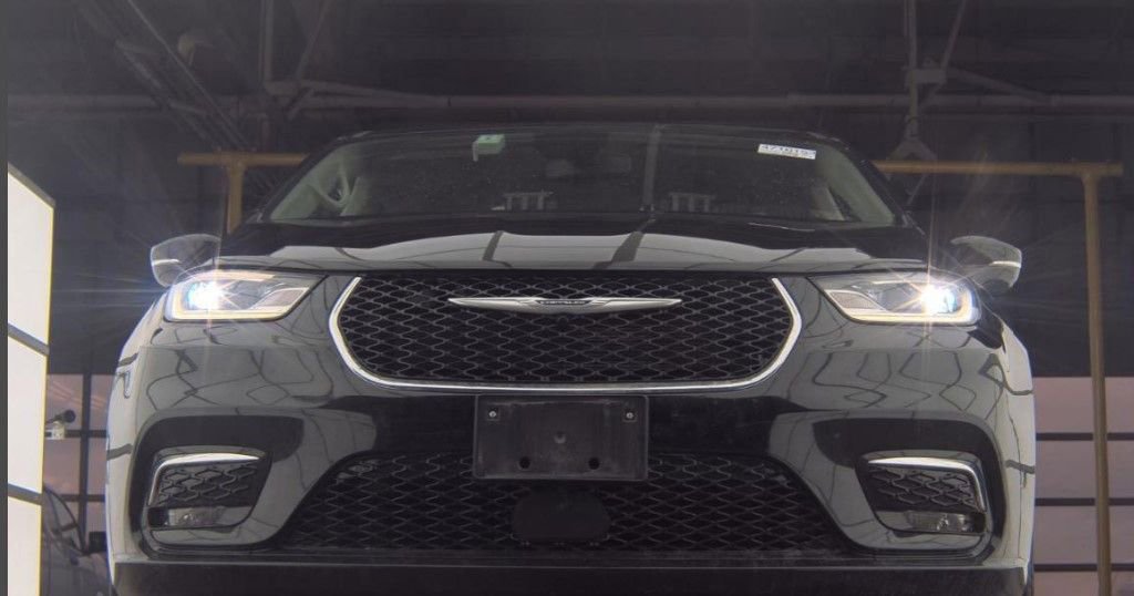 Used 2024 Chrysler Pacifica Touring-L image 3