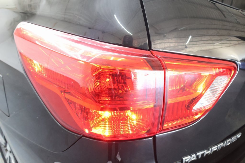 Used 2020 Nissan Pathfinder S image 28