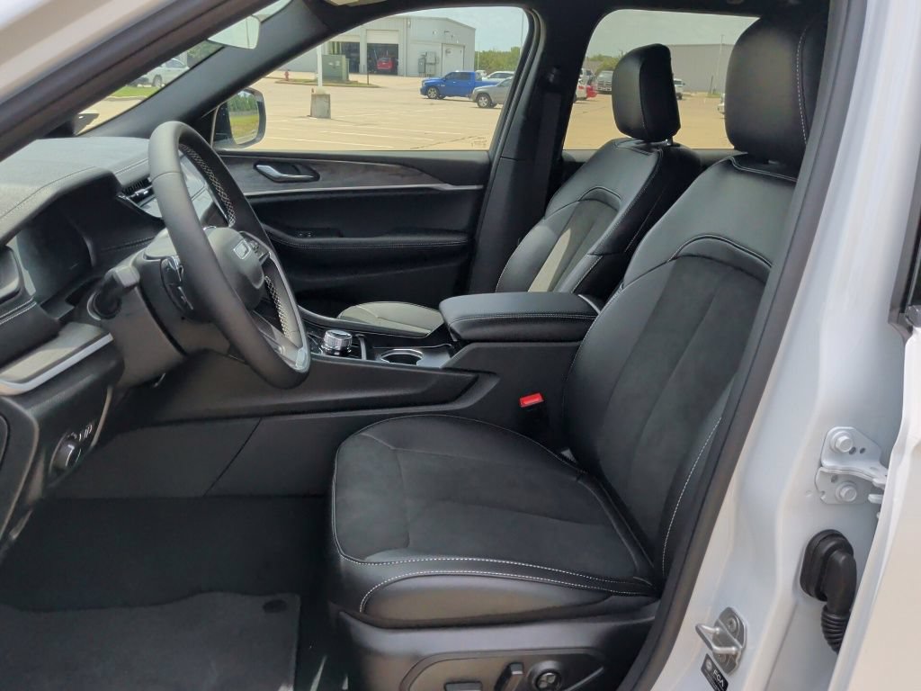 New 2026 Jeep Grand Cherokee Altitude RWD image 12