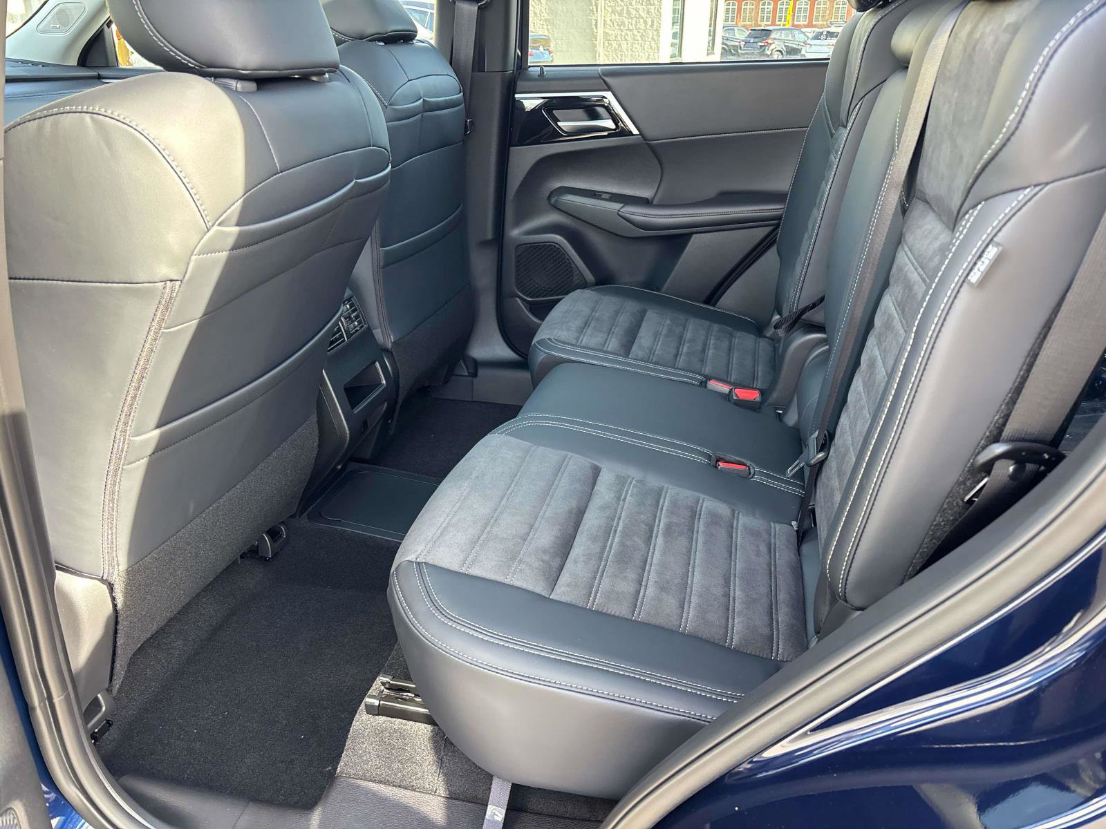 New 2025 Mitsubishi Outlander SE image 6