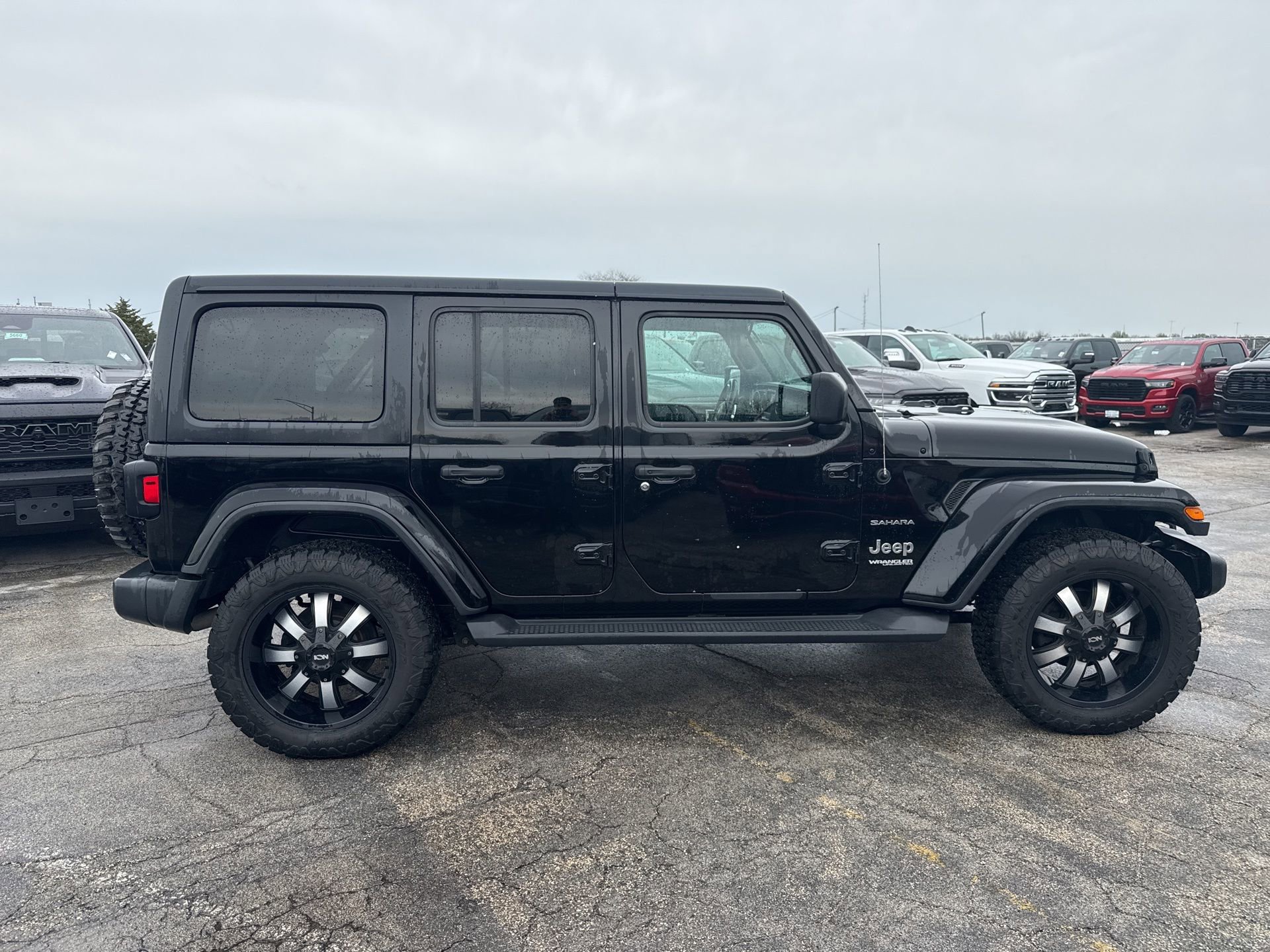 Used 2018 Jeep Wrangler Unlimited Sahara w/ Cold Weather Group image 5