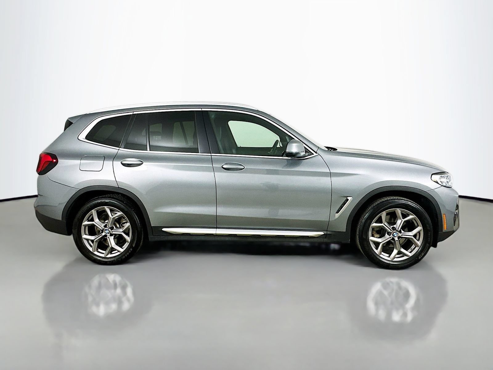 Used 2023 BMW X3 xDrive30i w/ Premium Package AWD/4WD image 4