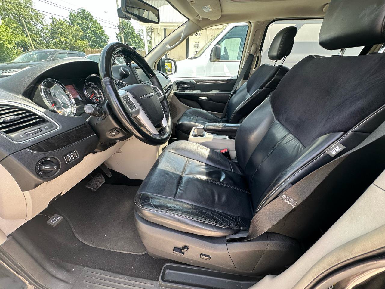 Used 2015 Chrysler Town & Country Limited Platinum FWD image 10